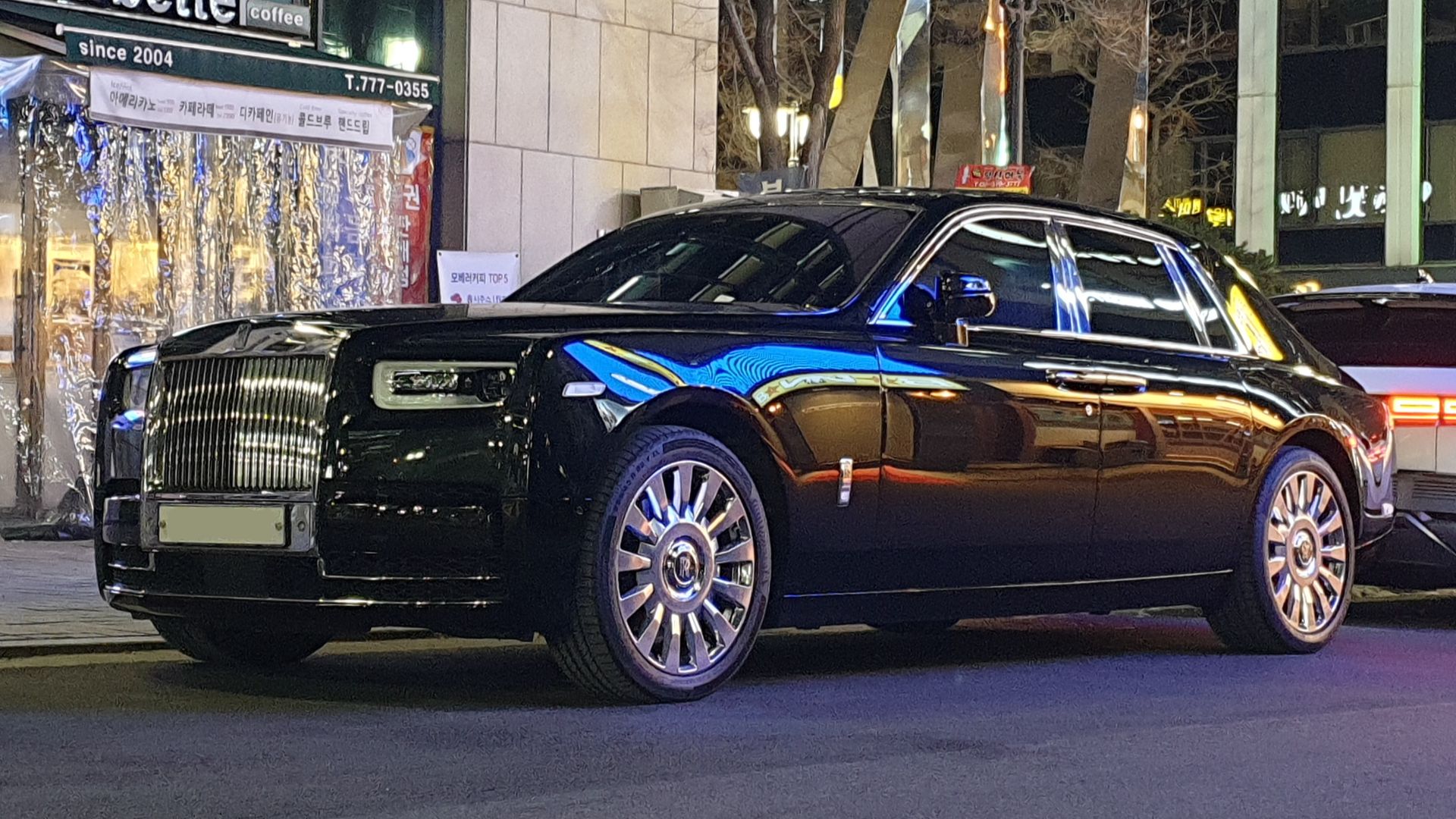 File:Rolls-Royce Phantom VIII Black (5).jpg