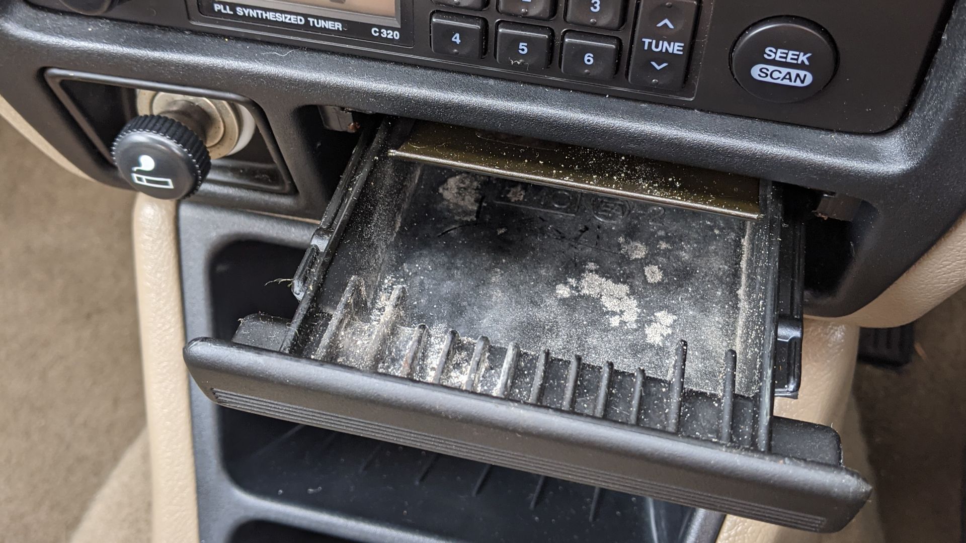 File:1992 Hyundai Pony X2 LS 1.3 Dashboard Ashtray.jpg