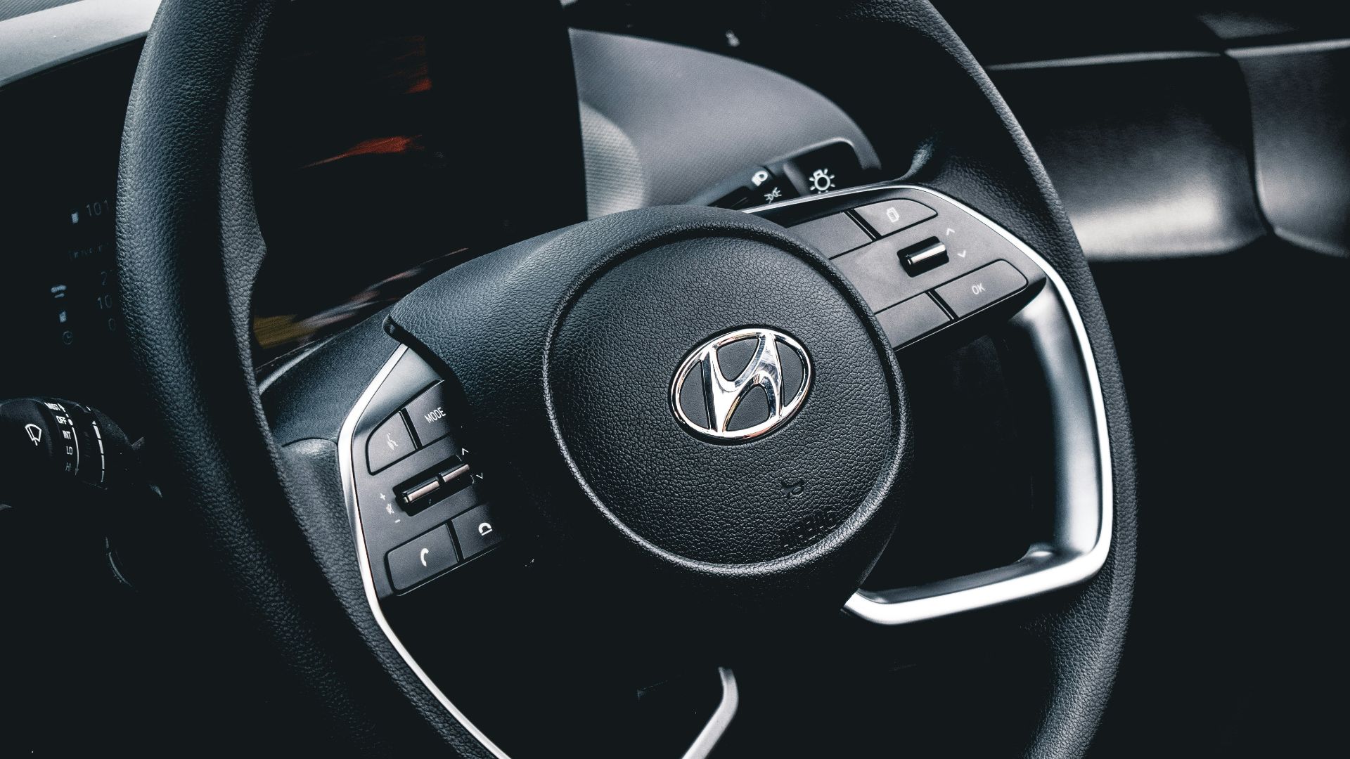 black mercedes benz steering wheel