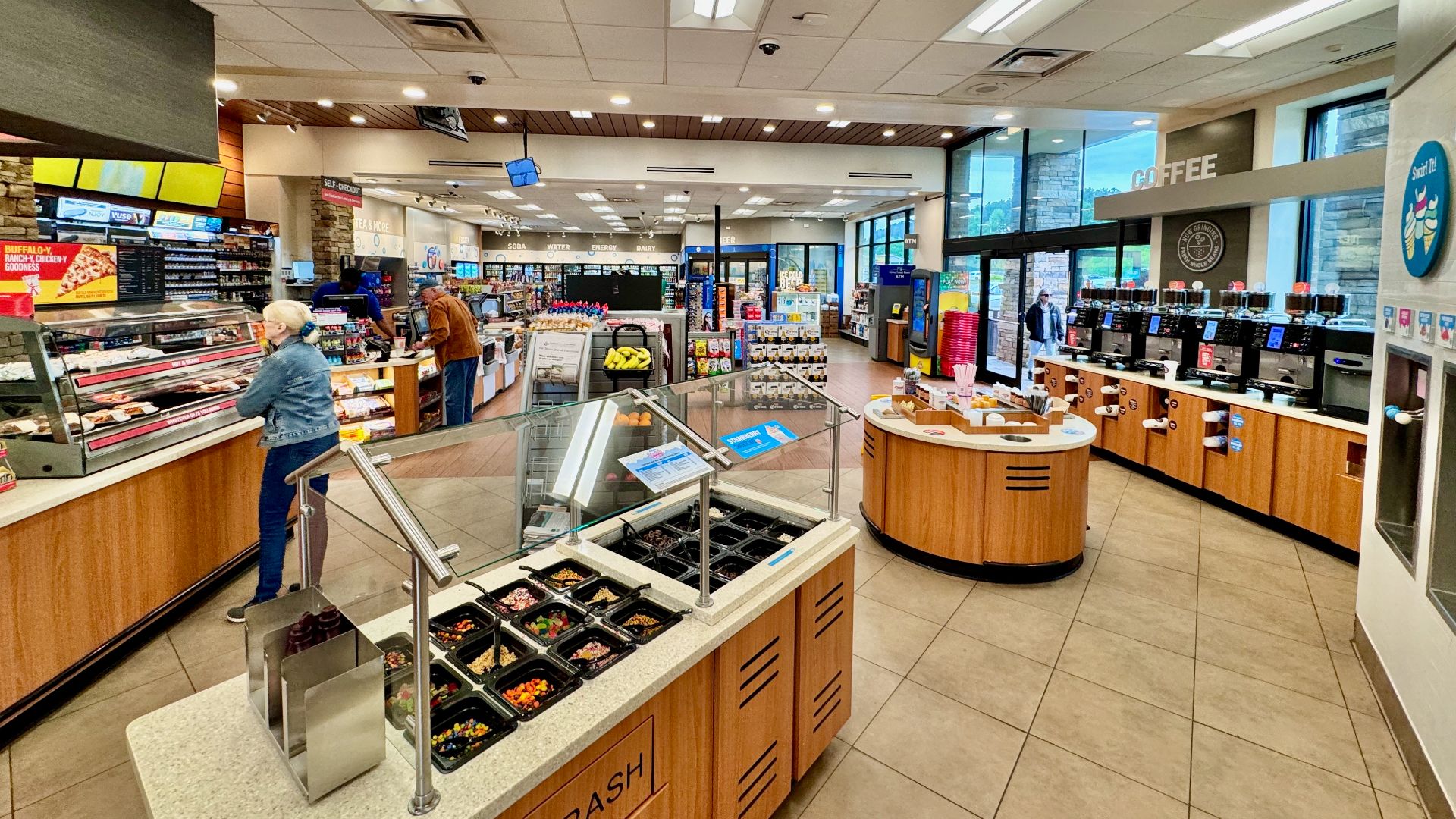 File:A RaceTrac gas station convenience store in Jasper, Georgia 01.jpg