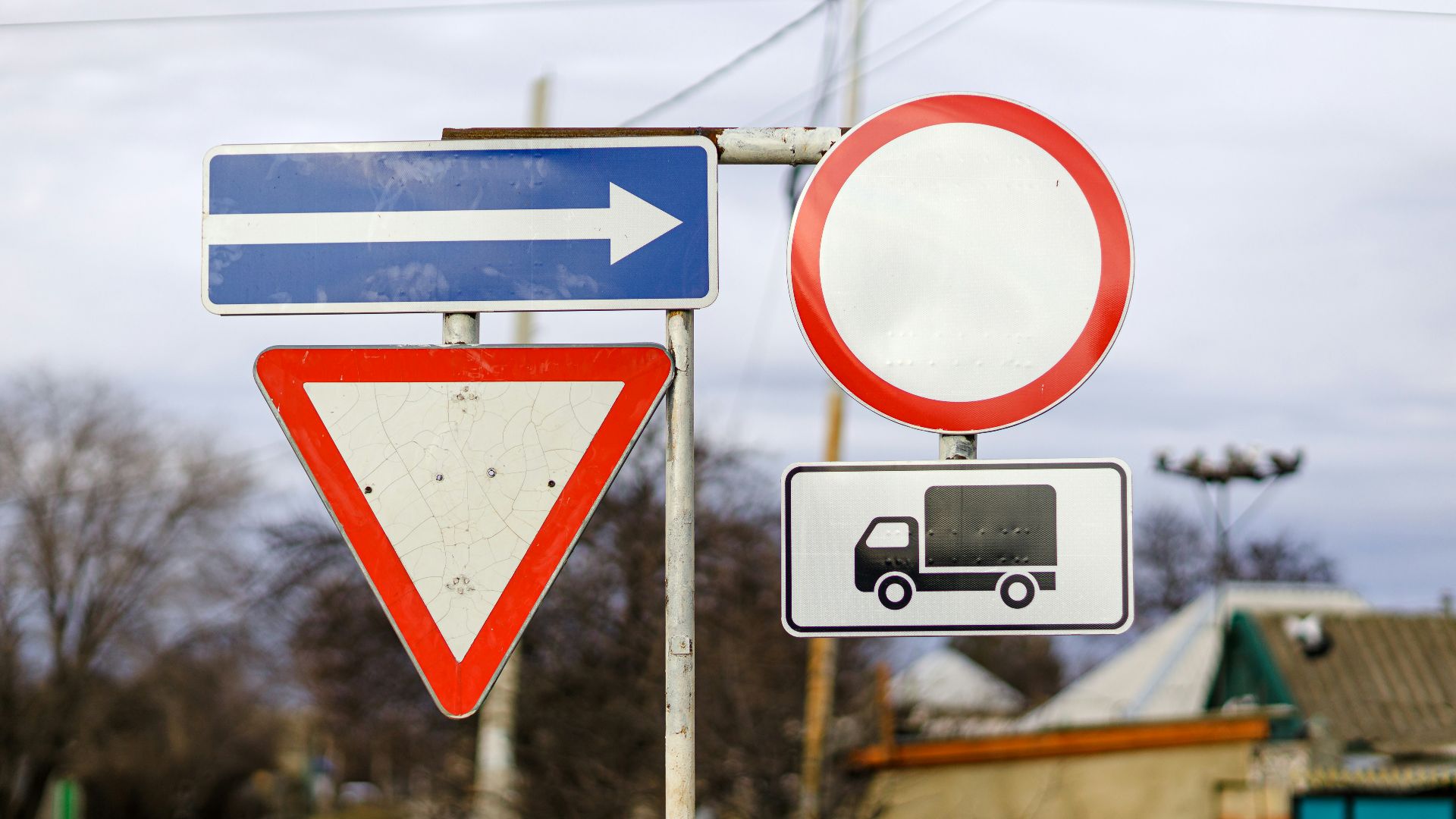 a street sign with an arrow pointing to the left