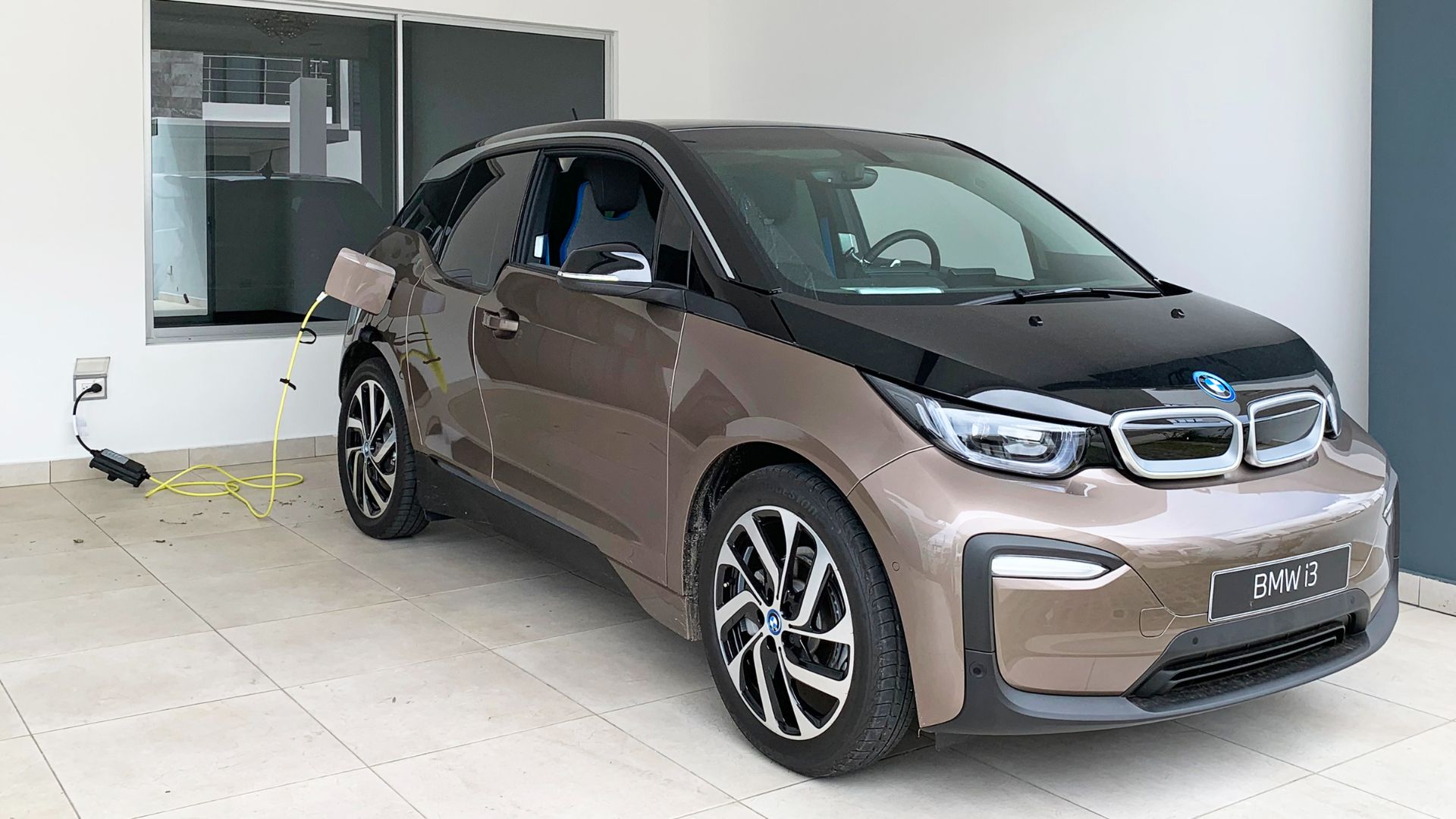 File:BMW i3 home charging CRI 04 2021 8137.jpg