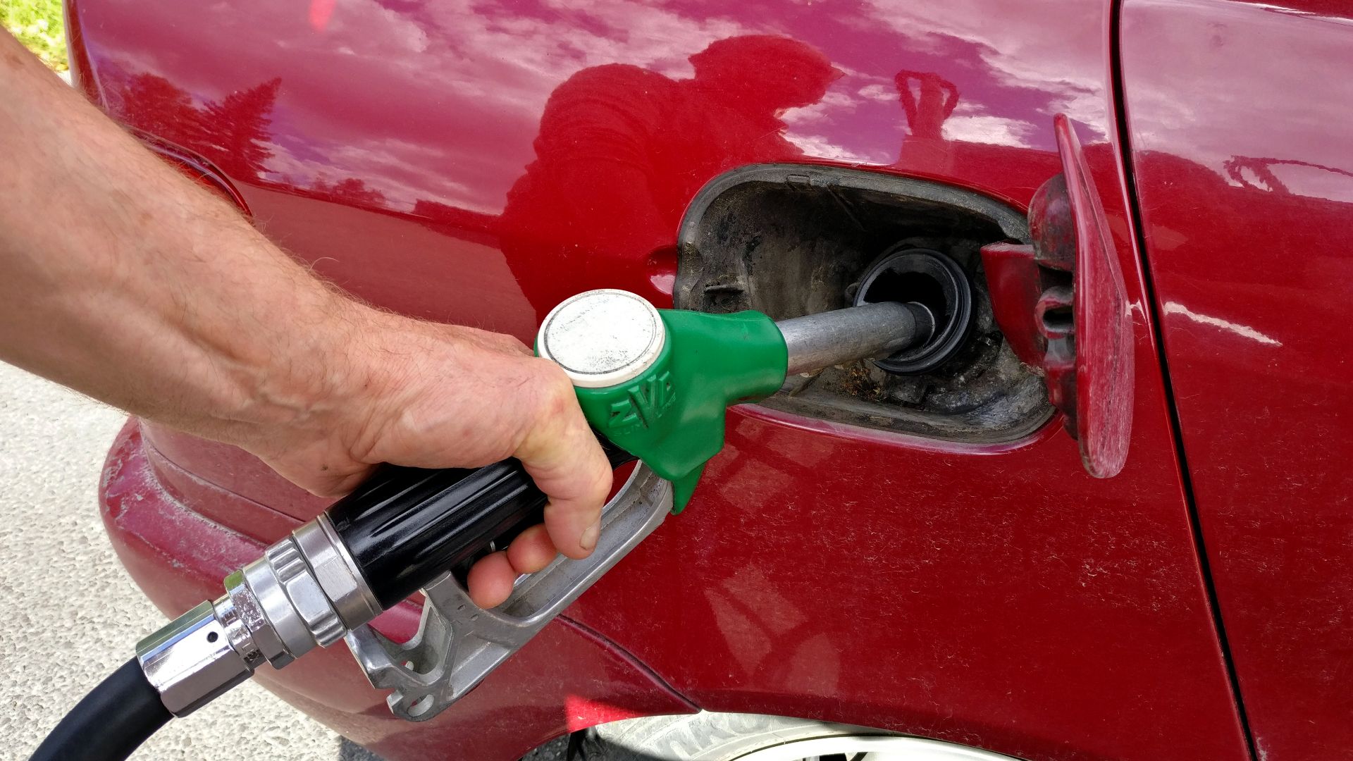 File:Fueling Car.jpg