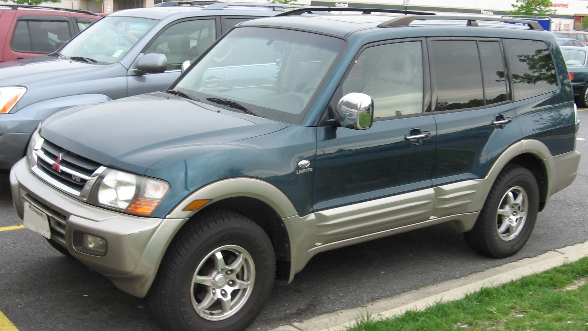 File:01-02 Mitsubishi Montero.jpg