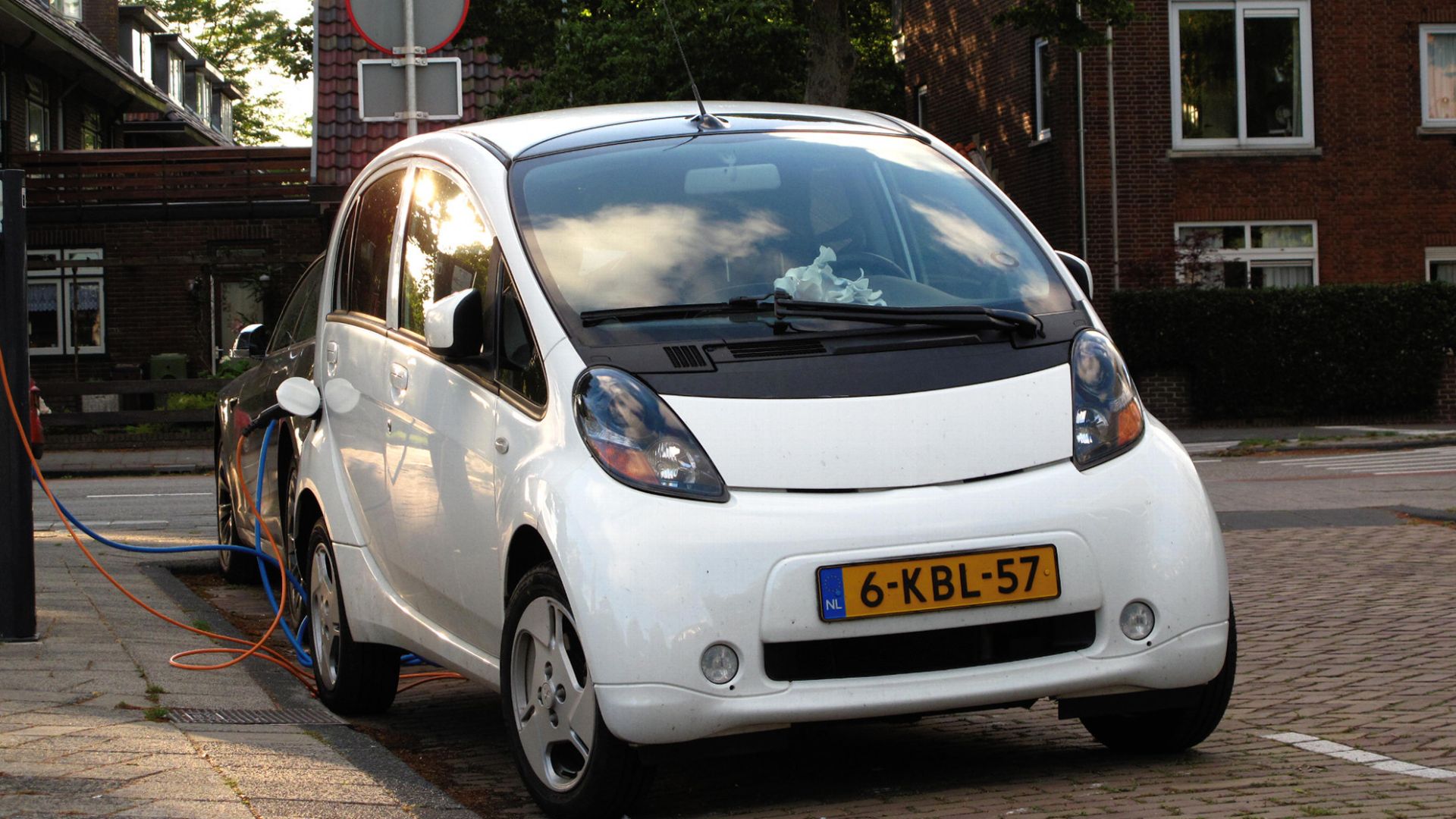 File:2013 Mitsubishi i-MiEV.jpg