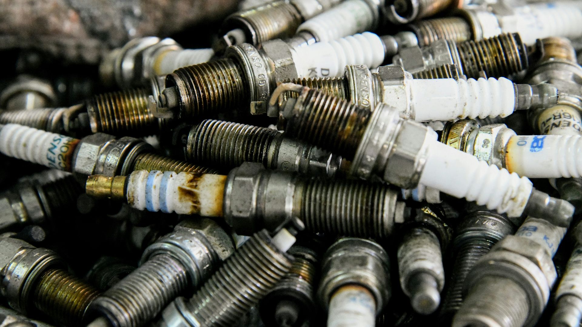 a pile of different types of screws on top of each other