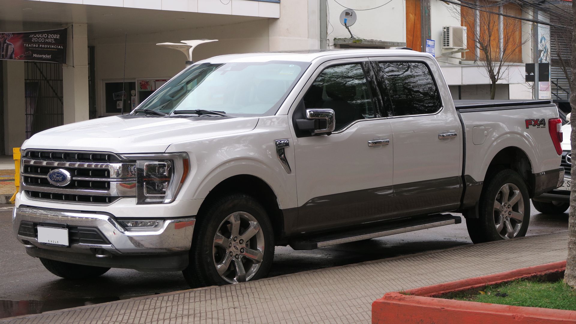 File:Ford F-150 Lariat Luxury 2022.jpg