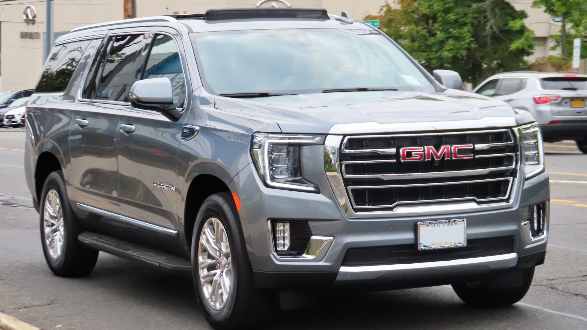 File:2021 GMC Yukon XL SLT, front 9.24.20.jpg