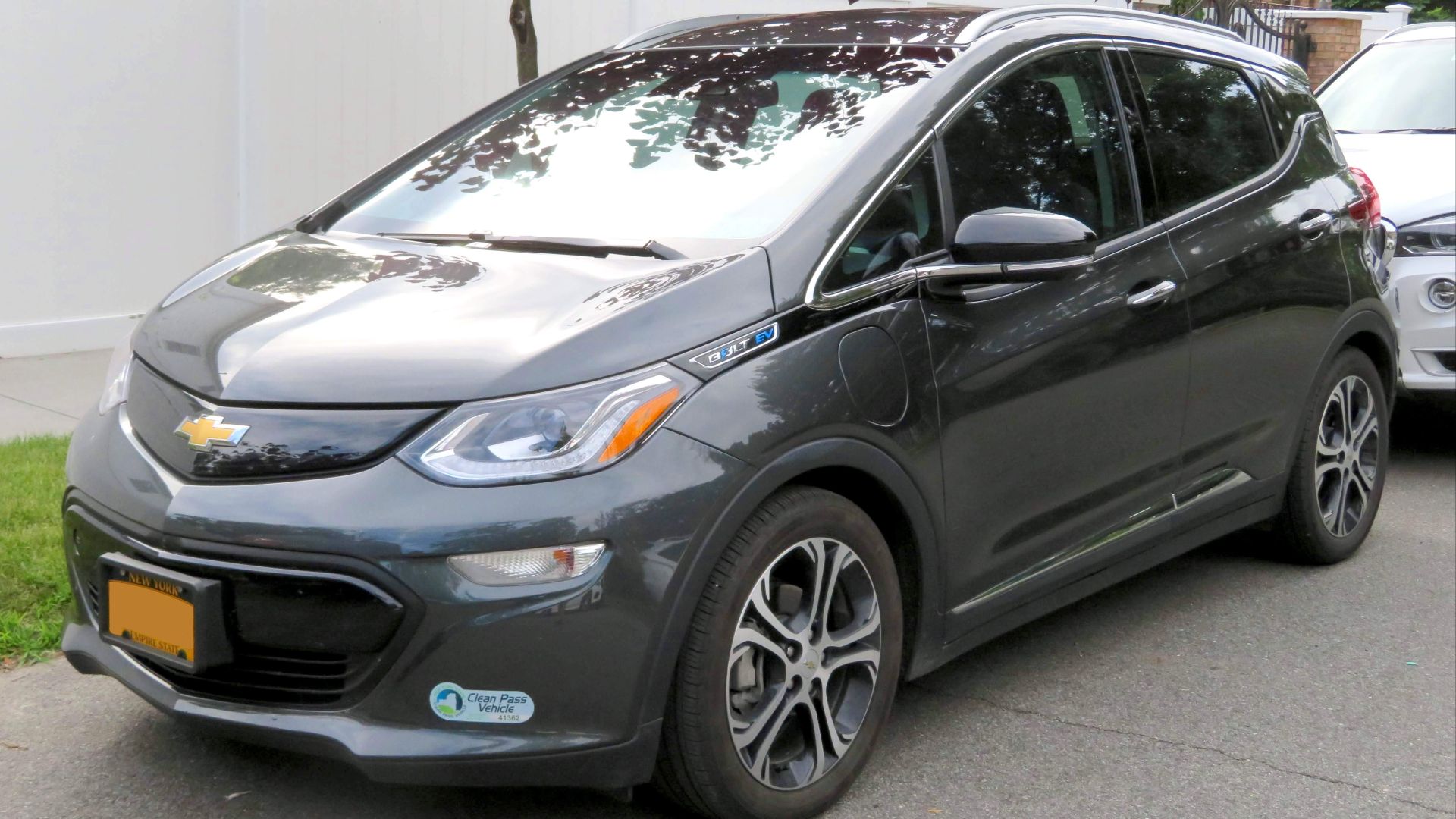 File:2017 Chevrolet Bolt EV Premier front 6.20.18.jpg