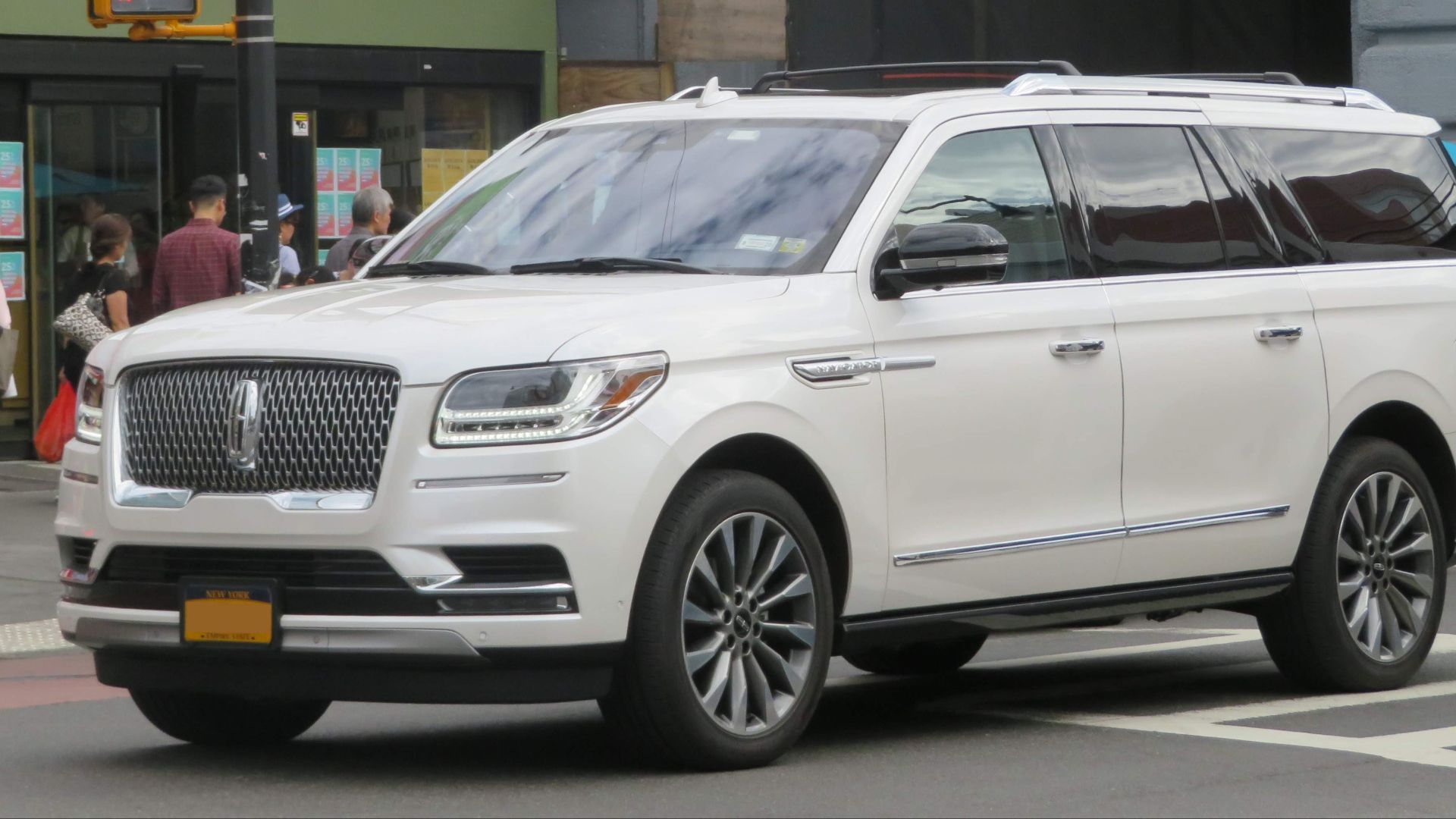 File:2018 Lincoln Navigator front 9.22.18.jpg