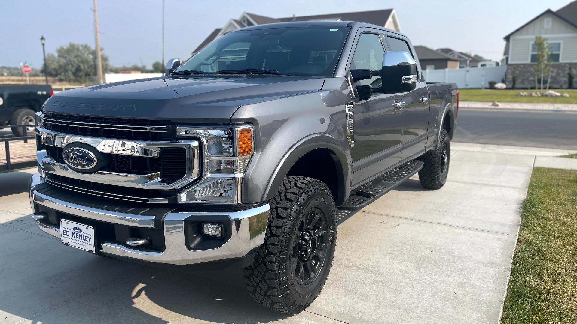 File:2021 F-250 Super Duty XLT Tremor in Carbonized Gray (front).jpg