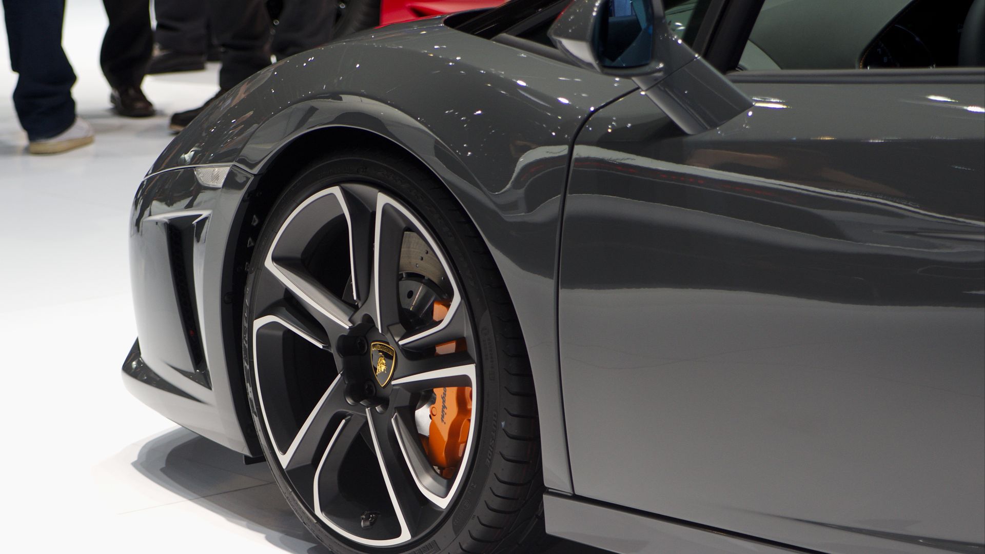 File:Geneva MotorShow 2013 - Lamborghini Aventador front tyre 1.jpg