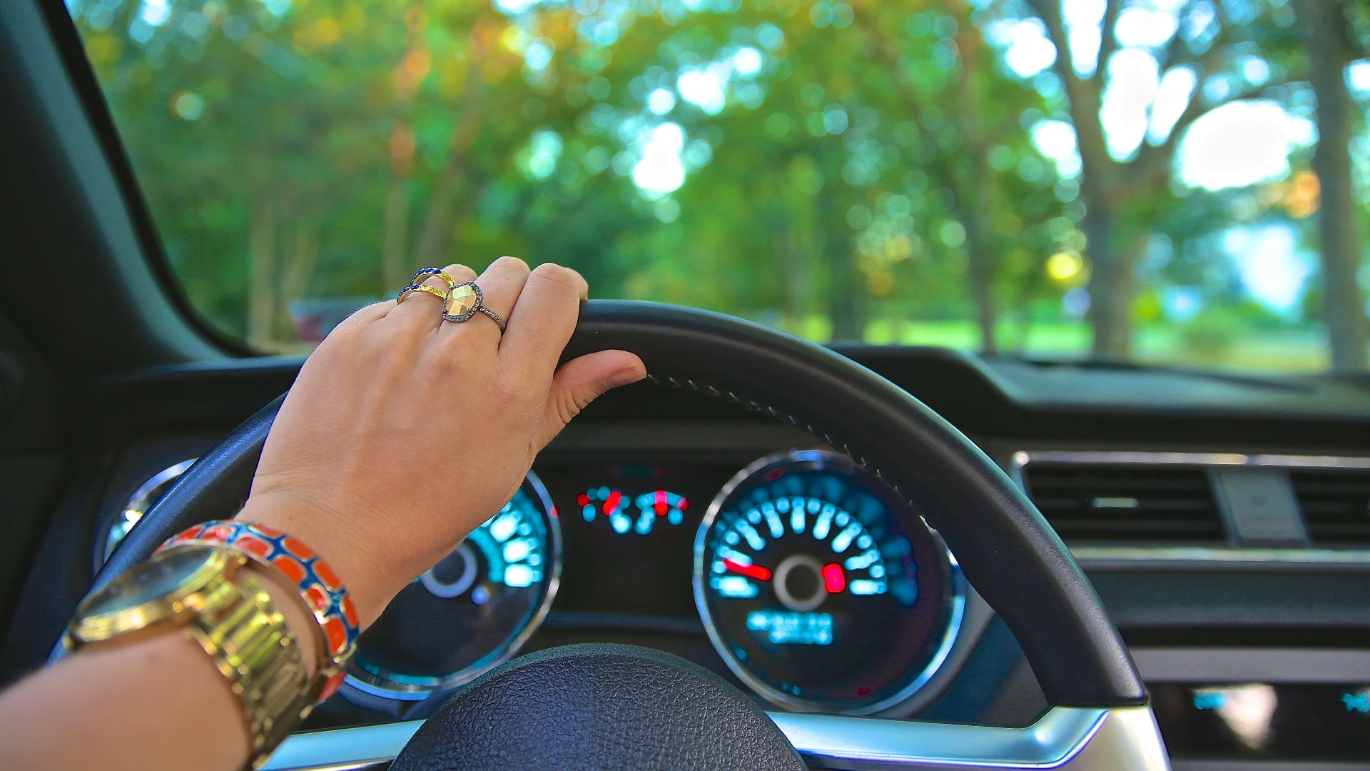 File:Woman hand steering wheel (Unsplash).jpg