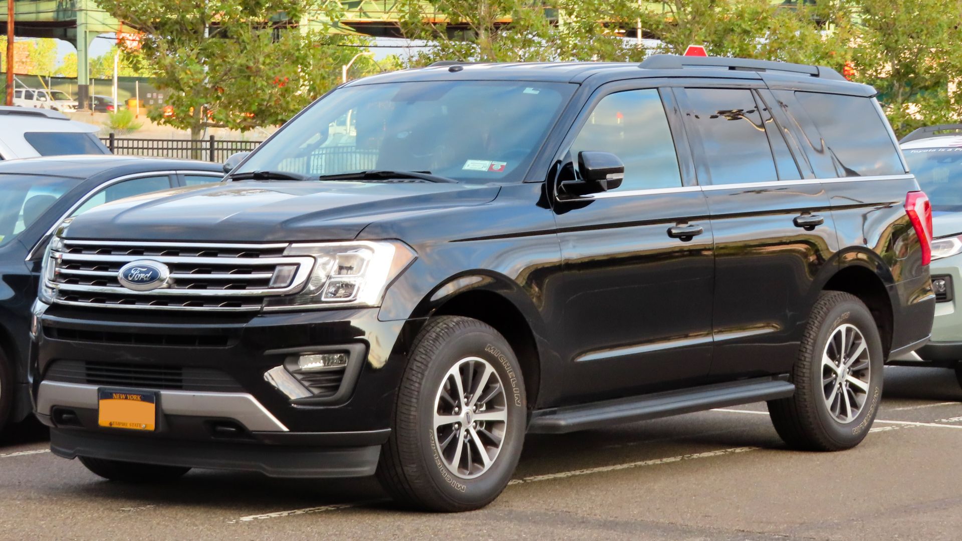 File:2018 Ford Expedition XLT, front 8.25.19.jpg