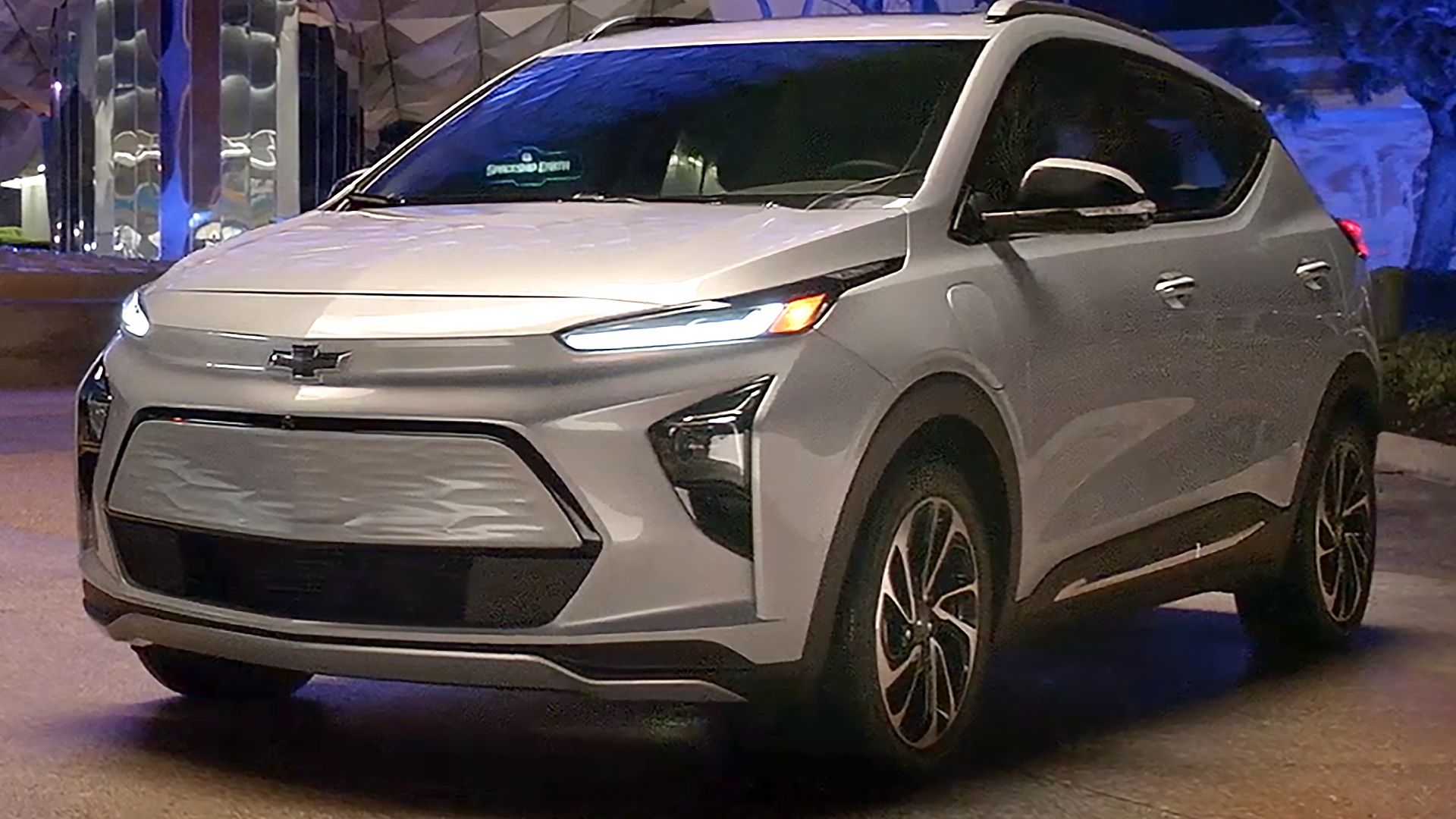 File:2022 Chevrolet Bolt EUV (Canada) front view.png