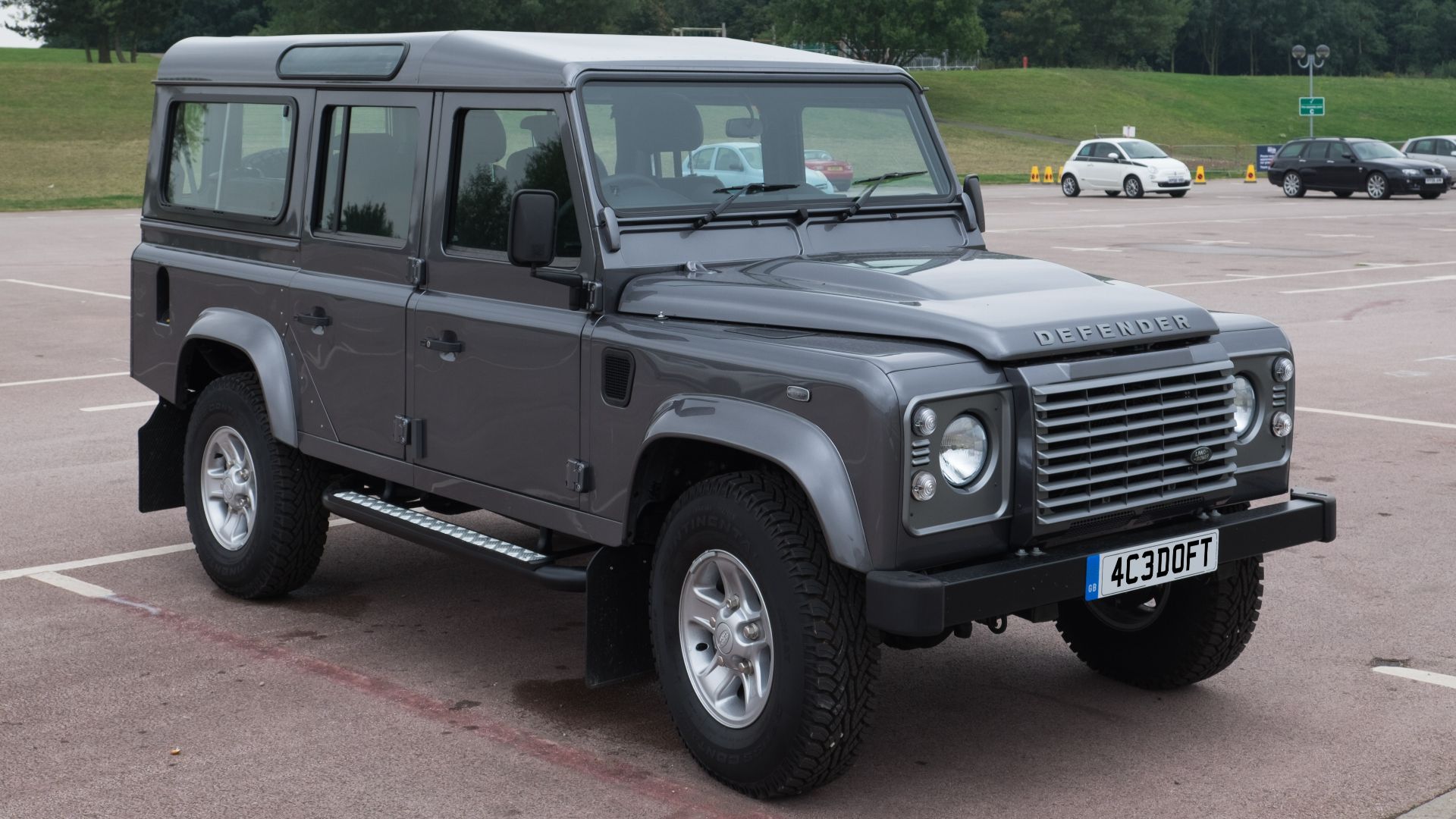 File:Land Rover Defender 110 Station Wagon 2016 - front.jpg