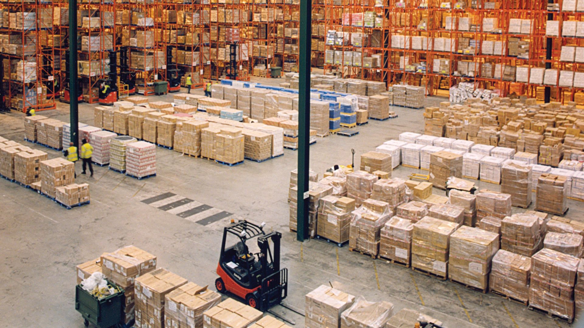 File:Modern warehouse with pallet rack storage system.jpg