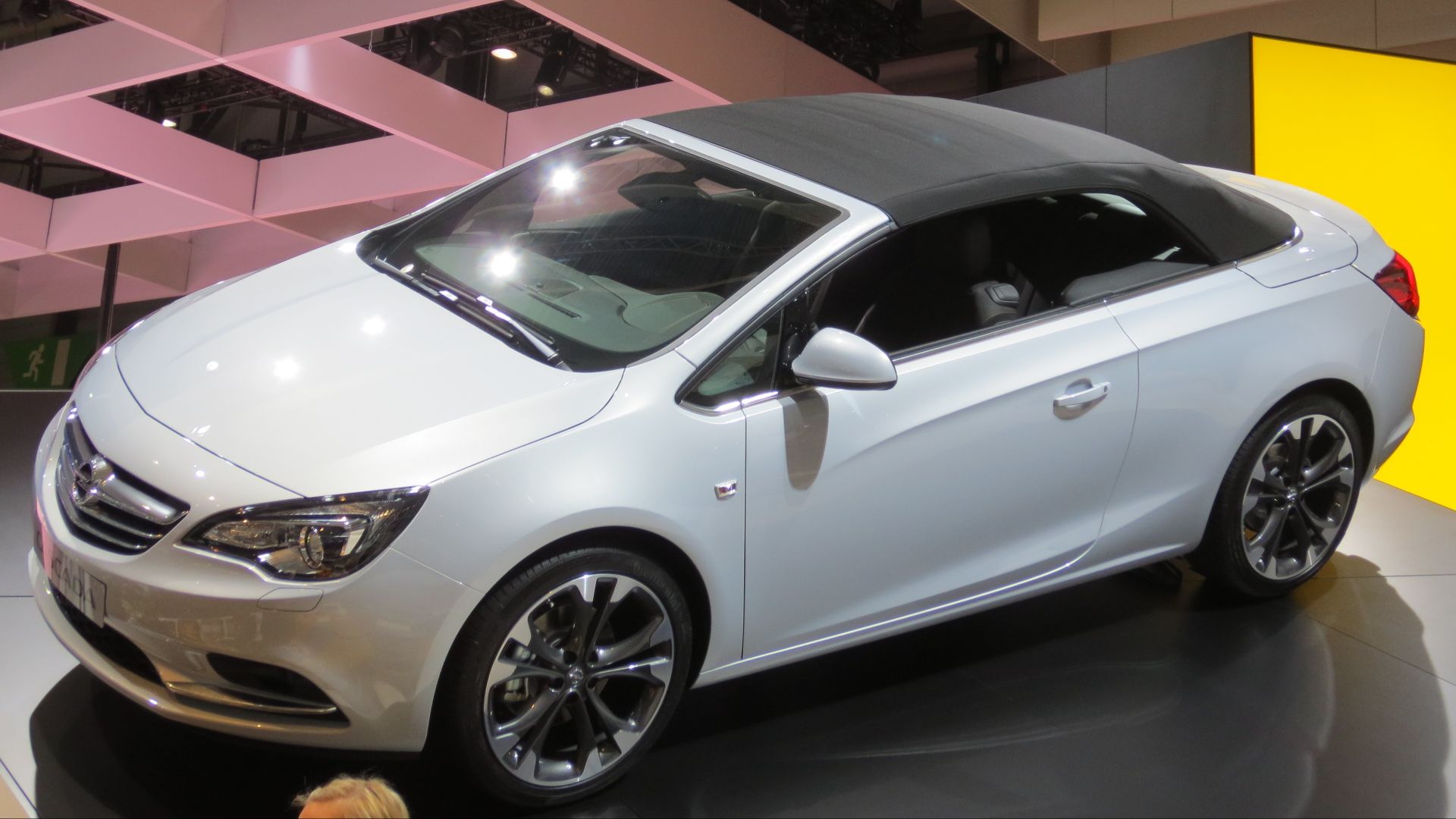 File:Opel-Cascada Front-closed.JPG