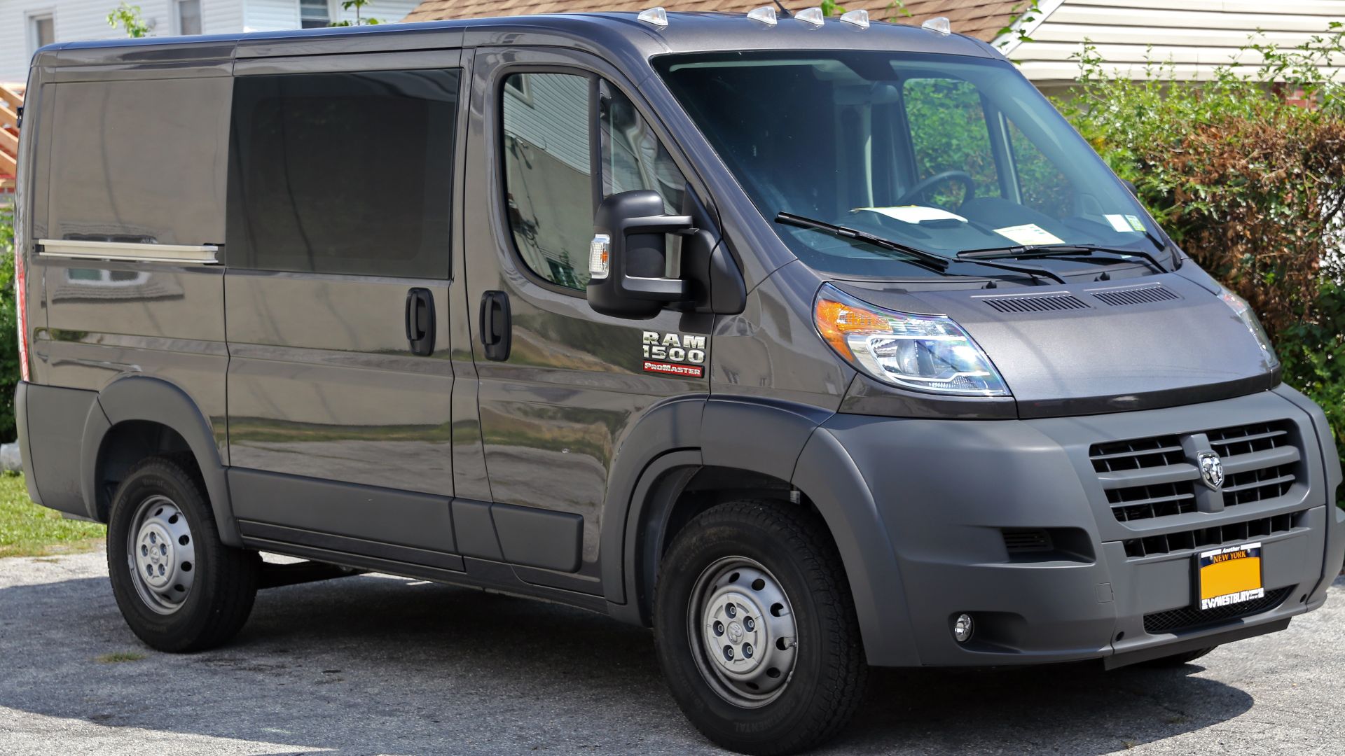 File:2014 Ram 1500 ProMaster Tradesman SWB std roof front.jpg