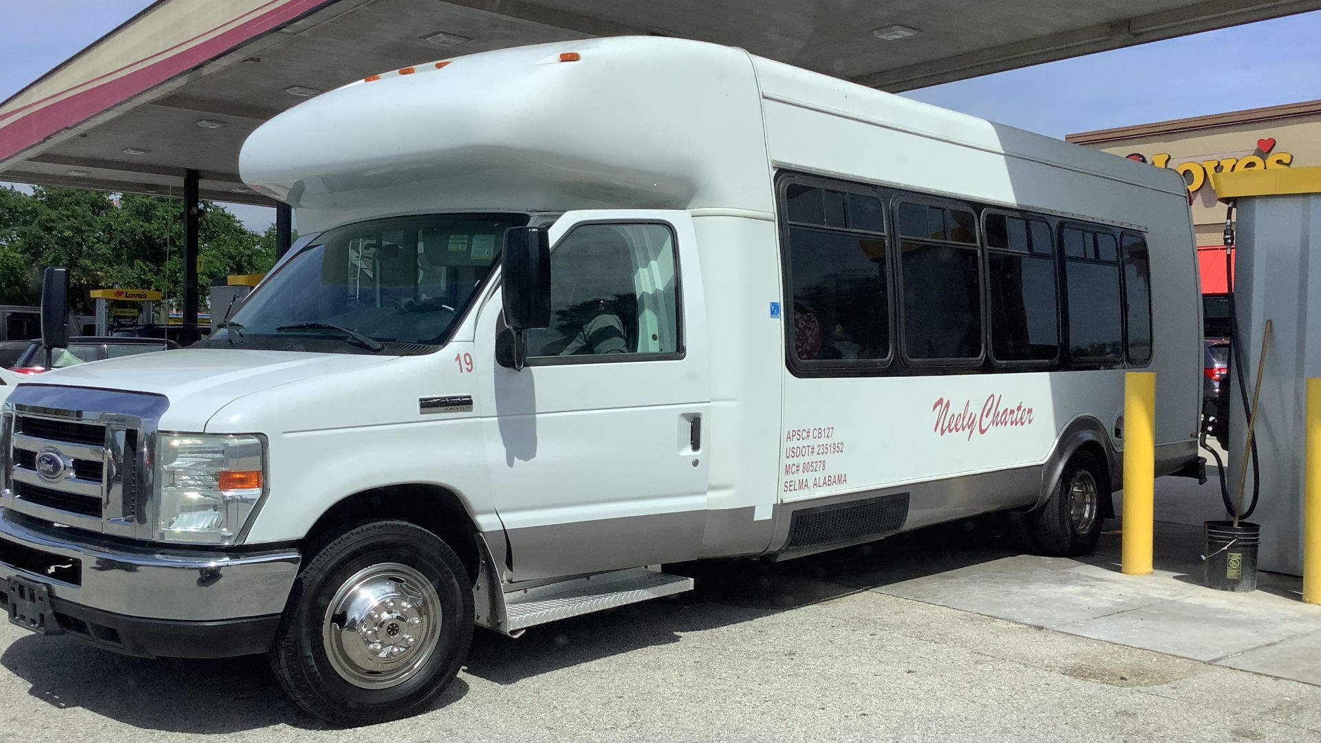 File:Ford Econoline bus (Neely Charter 19).jpg