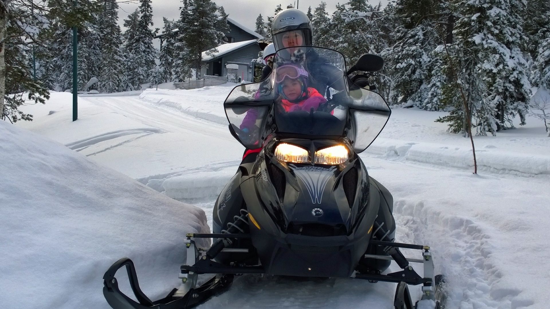 File:Snowmobile (33147953365).jpg