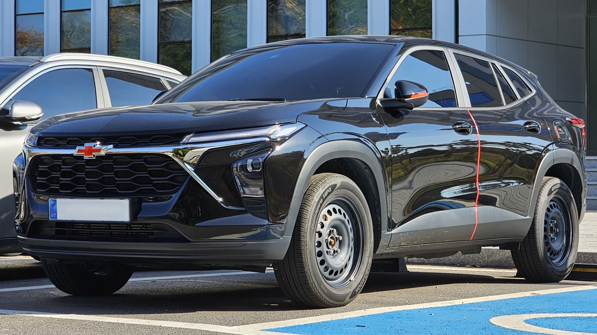 File:Chevrolet Trax Crossover Turbo LS 8BQC Modern Black (4).jpg