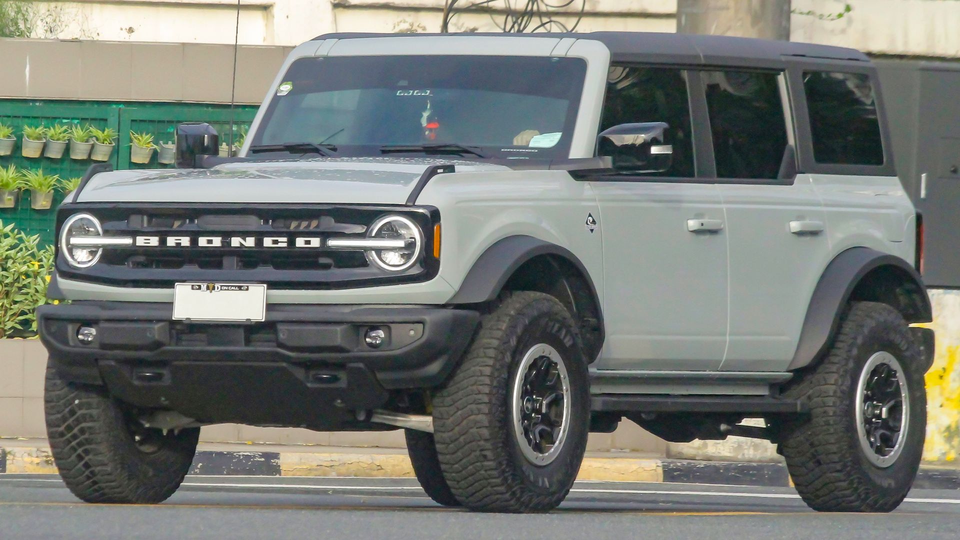 File:Ford Bronco U725 Outer Banks Sasquatch Cactus Gray.jpg