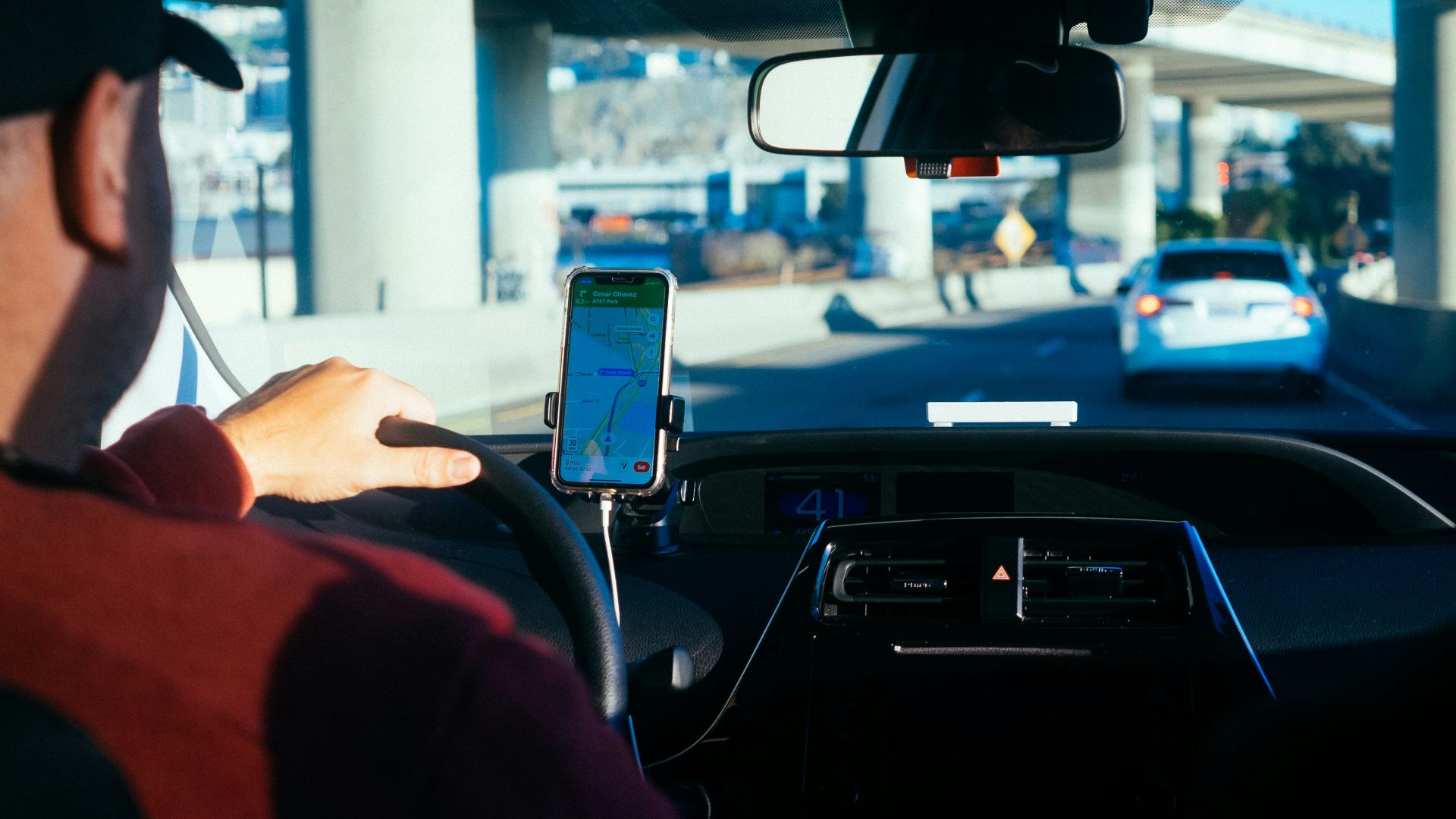 person holding iphone 6 inside car