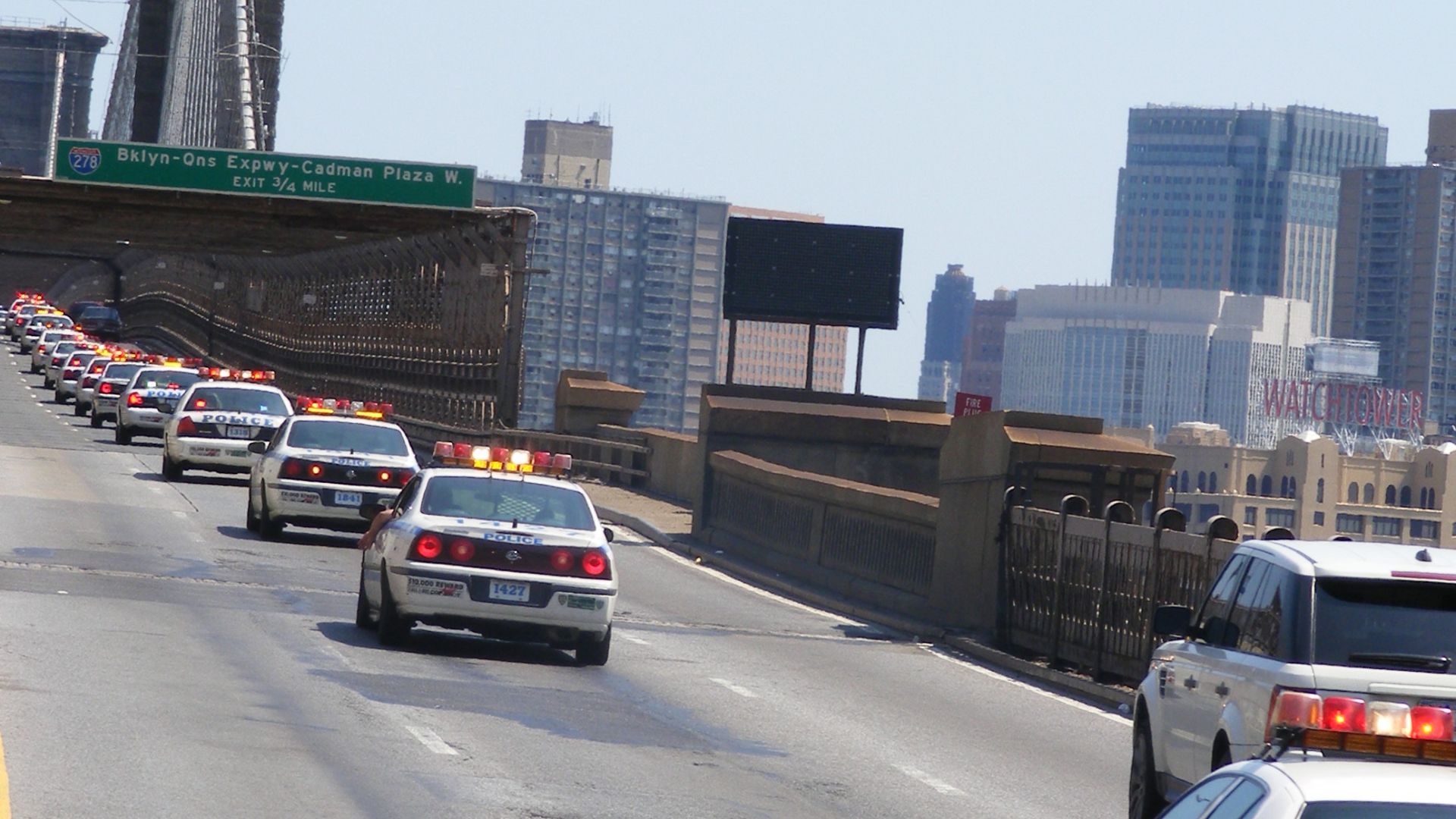 File:Police chase on Brooklyn Bridge.jpg