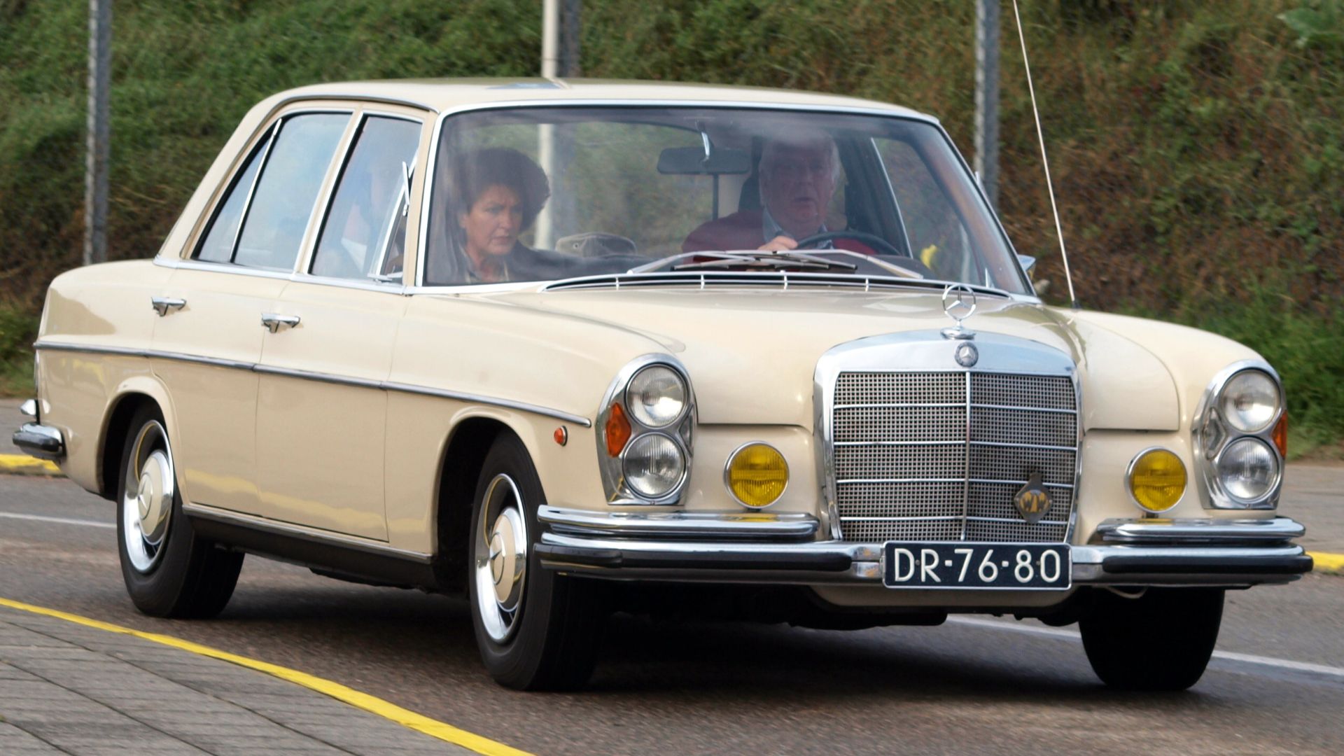 File:Nationale oldtimerdag Zandvoort 2010, 1966 MERCEDES-BENZ 250SE, DR-76-80.JPG