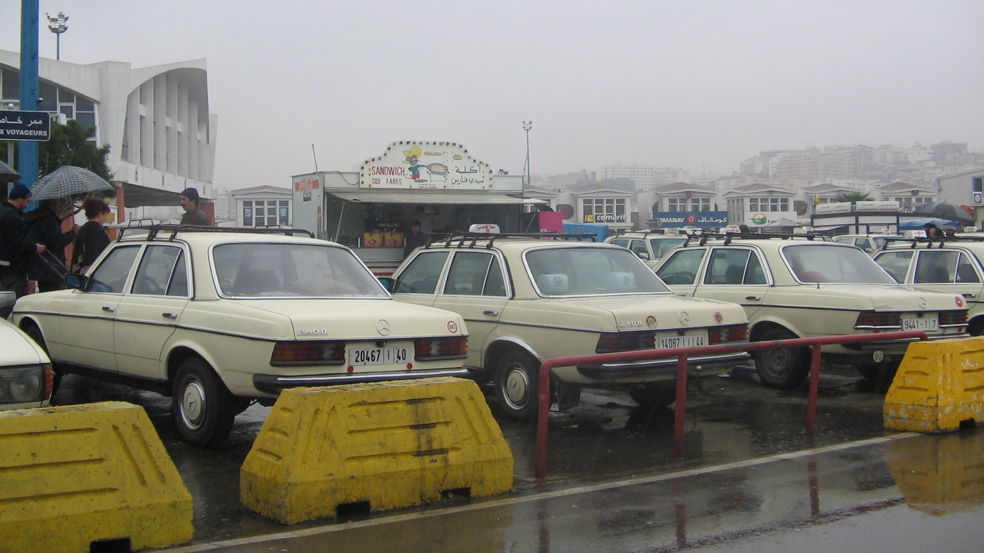 File:123-Mercedes 240D, rear, in a row, Taxipuertotanger.jpg