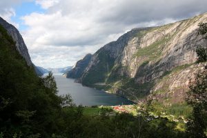 800px-Lysefjorden_Lysebotn-300x200.jpg
